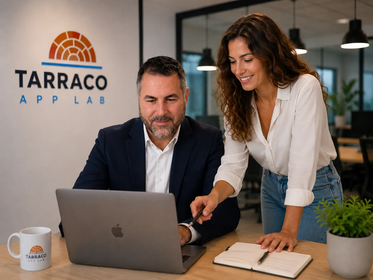 Dos integrantes del equipo de Tarraco App Lab trabajan ante un portátil en la oficina